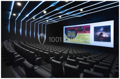 Bâtiment moderne avec façade jaune et noire, grandes baies vitrées et enseigne indiquant ’La Salle Parc’.