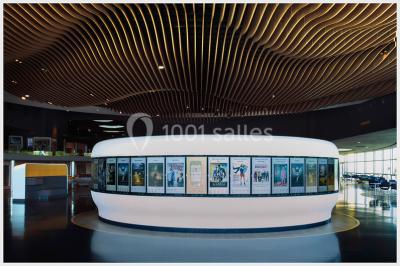 Bâtiment moderne avec façade jaune et noire, grandes baies vitrées et enseigne indiquant ’La Salle Parc’.