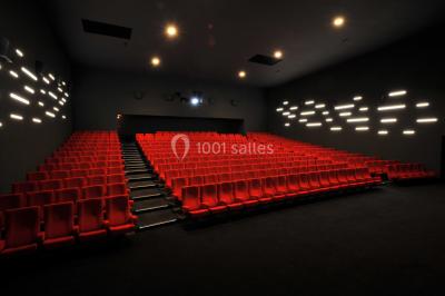 Bâtiment moderne avec façade jaune et noire, grandes baies vitrées et enseigne indiquant ’La Salle Parc’.