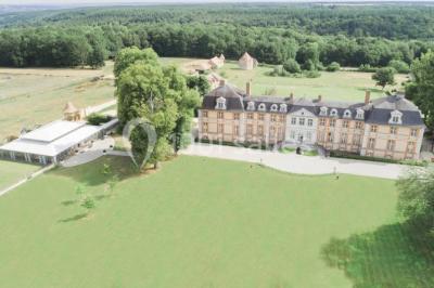 Chambre lumineuse avec lit double, bureau en bois, lampes allumées et rideaux à carreaux devant des fenêtres.