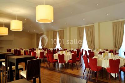 Lit double avec oreillers et coussins jaunes, éclairé par des lampes dorées, devant un mur décoré de motifs artistiques.