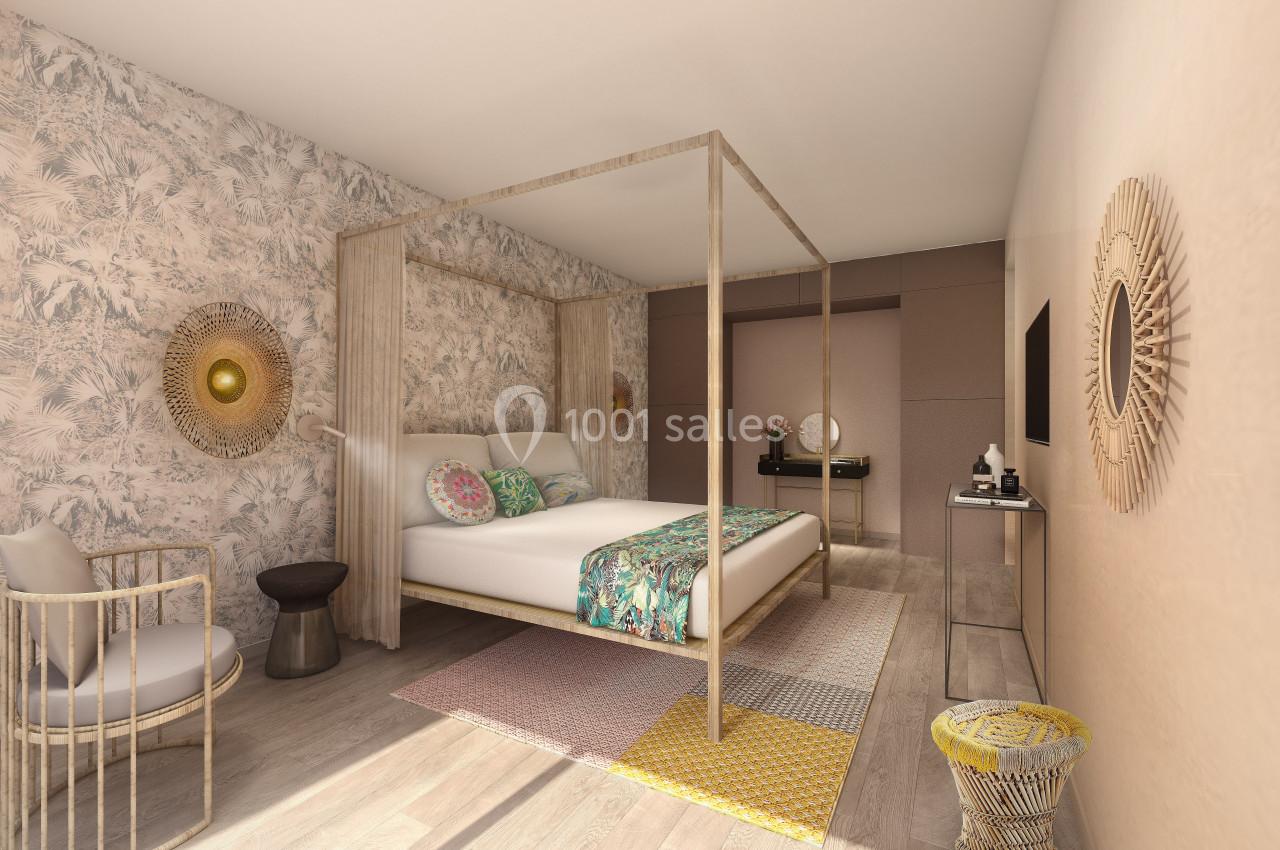 Chambre lumineuse avec lit à baldaquin, décorée de motifs tropicaux, meubles en bois clair et touches colorées.