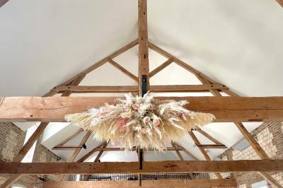 Panneau en métal avec l'inscription ’La Ferme Blanche’, reflétant la lumière du soleil couchant.