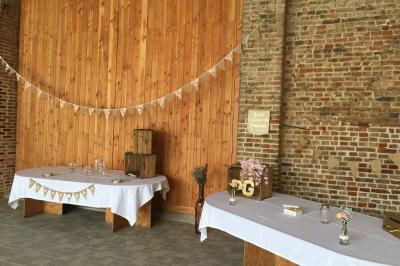 Panneau en métal avec l'inscription ’La Ferme Blanche’, reflétant la lumière du soleil couchant.