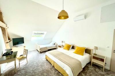 Panneau en métal avec l'inscription ’La Ferme Blanche’, reflétant la lumière du soleil couchant.