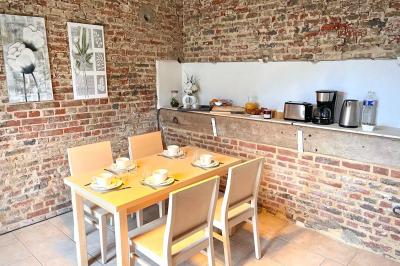 Panneau en métal avec l'inscription ’La Ferme Blanche’, reflétant la lumière du soleil couchant.