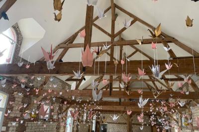 Panneau en métal avec l'inscription ’La Ferme Blanche’, reflétant la lumière du soleil couchant.