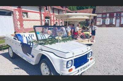 Panneau en métal avec l'inscription ’La Ferme Blanche’, reflétant la lumière du soleil couchant.