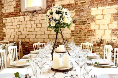 Panneau en métal avec l'inscription ’La Ferme Blanche’, reflétant la lumière du soleil couchant.