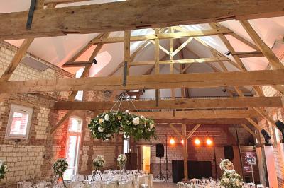 Panneau en métal avec l'inscription ’La Ferme Blanche’, reflétant la lumière du soleil couchant.
