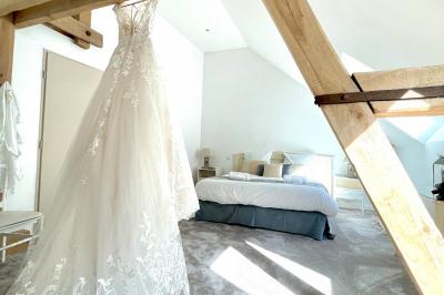 Panneau en métal avec l'inscription ’La Ferme Blanche’, reflétant la lumière du soleil couchant.