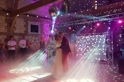 Panneau en métal avec l'inscription ’La Ferme Blanche’, reflétant la lumière du soleil couchant.