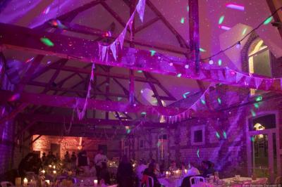 Panneau en métal avec l'inscription ’La Ferme Blanche’, reflétant la lumière du soleil couchant.