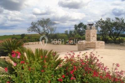 Texte ’Jean Loup’ écrit en calligraphie brune sur fond beige, accompagné de deux empreintes de mains.