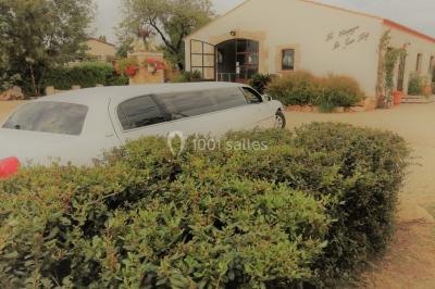 Texte ’Jean Loup’ écrit en calligraphie brune sur fond beige, accompagné de deux empreintes de mains.