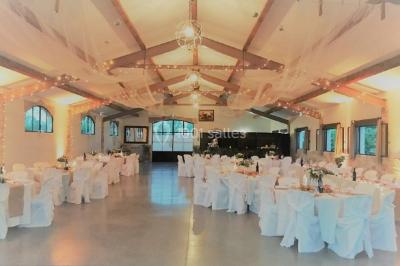 Texte ’Jean Loup’ écrit en calligraphie brune sur fond beige, accompagné de deux empreintes de mains.