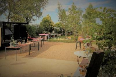 Texte ’Jean Loup’ écrit en calligraphie brune sur fond beige, accompagné de deux empreintes de mains.