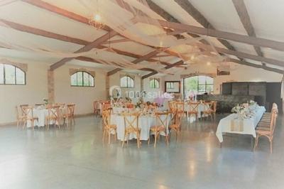 Texte ’Jean Loup’ écrit en calligraphie brune sur fond beige, accompagné de deux empreintes de mains.