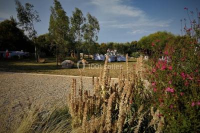 Texte ’Jean Loup’ écrit en calligraphie brune sur fond beige, accompagné de deux empreintes de mains.