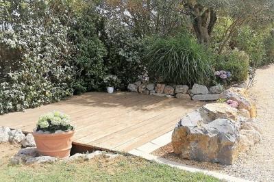 Texte ’Jean Loup’ écrit en calligraphie brune sur fond beige, accompagné de deux empreintes de mains.