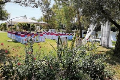 Texte ’Jean Loup’ écrit en calligraphie brune sur fond beige, accompagné de deux empreintes de mains.