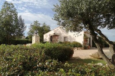 Texte ’Jean Loup’ écrit en calligraphie brune sur fond beige, accompagné de deux empreintes de mains.