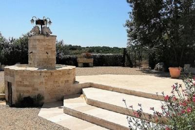 Texte ’Jean Loup’ écrit en calligraphie brune sur fond beige, accompagné de deux empreintes de mains.