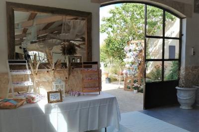 Texte ’Jean Loup’ écrit en calligraphie brune sur fond beige, accompagné de deux empreintes de mains.