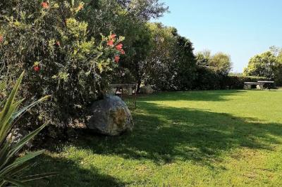Texte ’Jean Loup’ écrit en calligraphie brune sur fond beige, accompagné de deux empreintes de mains.