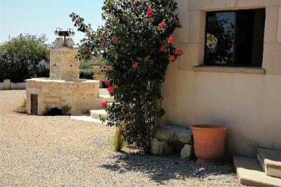 Texte ’Jean Loup’ écrit en calligraphie brune sur fond beige, accompagné de deux empreintes de mains.