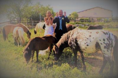 Texte ’Jean Loup’ écrit en calligraphie brune sur fond beige, accompagné de deux empreintes de mains.