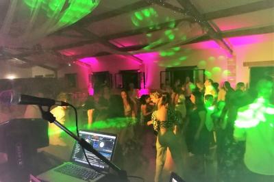 Texte ’Jean Loup’ écrit en calligraphie brune sur fond beige, accompagné de deux empreintes de mains.