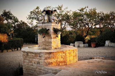 Texte ’Jean Loup’ écrit en calligraphie brune sur fond beige, accompagné de deux empreintes de mains.