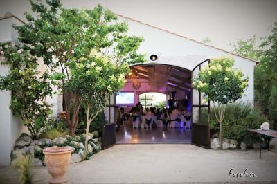 Texte ’Jean Loup’ écrit en calligraphie brune sur fond beige, accompagné de deux empreintes de mains.