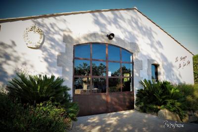 Texte ’Jean Loup’ écrit en calligraphie brune sur fond beige, accompagné de deux empreintes de mains.