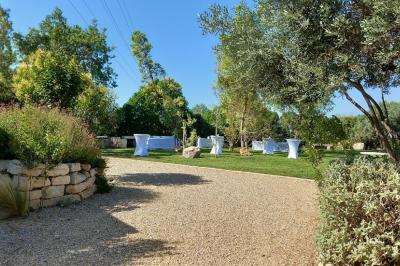 Texte ’Jean Loup’ écrit en calligraphie brune sur fond beige, accompagné de deux empreintes de mains.