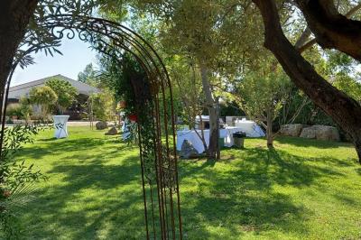 Texte ’Jean Loup’ écrit en calligraphie brune sur fond beige, accompagné de deux empreintes de mains.
