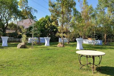 Texte ’Jean Loup’ écrit en calligraphie brune sur fond beige, accompagné de deux empreintes de mains.