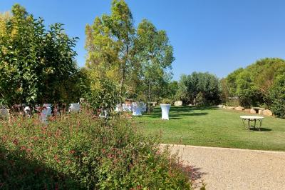 Texte ’Jean Loup’ écrit en calligraphie brune sur fond beige, accompagné de deux empreintes de mains.