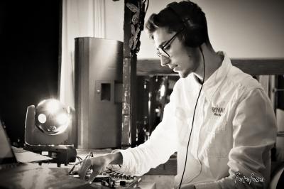 Texte ’Jean Loup’ écrit en calligraphie brune sur fond beige, accompagné de deux empreintes de mains.