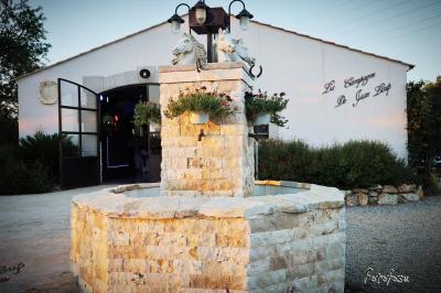 Texte ’Jean Loup’ écrit en calligraphie brune sur fond beige, accompagné de deux empreintes de mains.