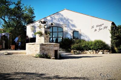 Texte ’Jean Loup’ écrit en calligraphie brune sur fond beige, accompagné de deux empreintes de mains.