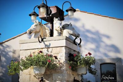 Texte ’Jean Loup’ écrit en calligraphie brune sur fond beige, accompagné de deux empreintes de mains.