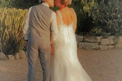 Texte ’Jean Loup’ écrit en calligraphie brune sur fond beige, accompagné de deux empreintes de mains.