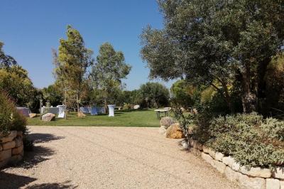 Texte ’Jean Loup’ écrit en calligraphie brune sur fond beige, accompagné de deux empreintes de mains.