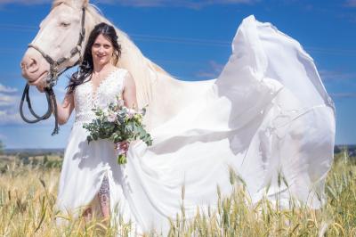Texte ’Jean Loup’ écrit en calligraphie brune sur fond beige, accompagné de deux empreintes de mains.