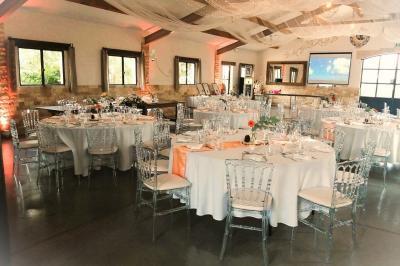 Texte ’Jean Loup’ écrit en calligraphie brune sur fond beige, accompagné de deux empreintes de mains.