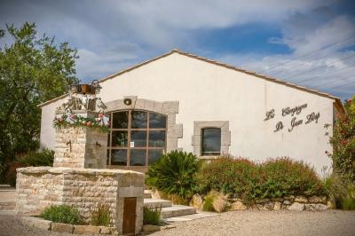 Texte ’Jean Loup’ écrit en calligraphie brune sur fond beige, accompagné de deux empreintes de mains.