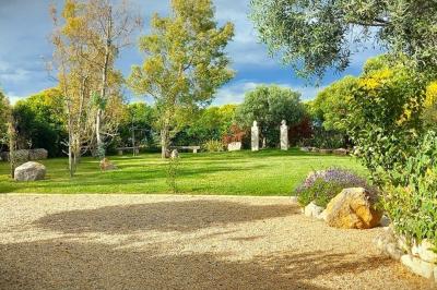 Texte ’Jean Loup’ écrit en calligraphie brune sur fond beige, accompagné de deux empreintes de mains.