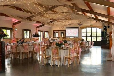 Texte ’Jean Loup’ écrit en calligraphie brune sur fond beige, accompagné de deux empreintes de mains.